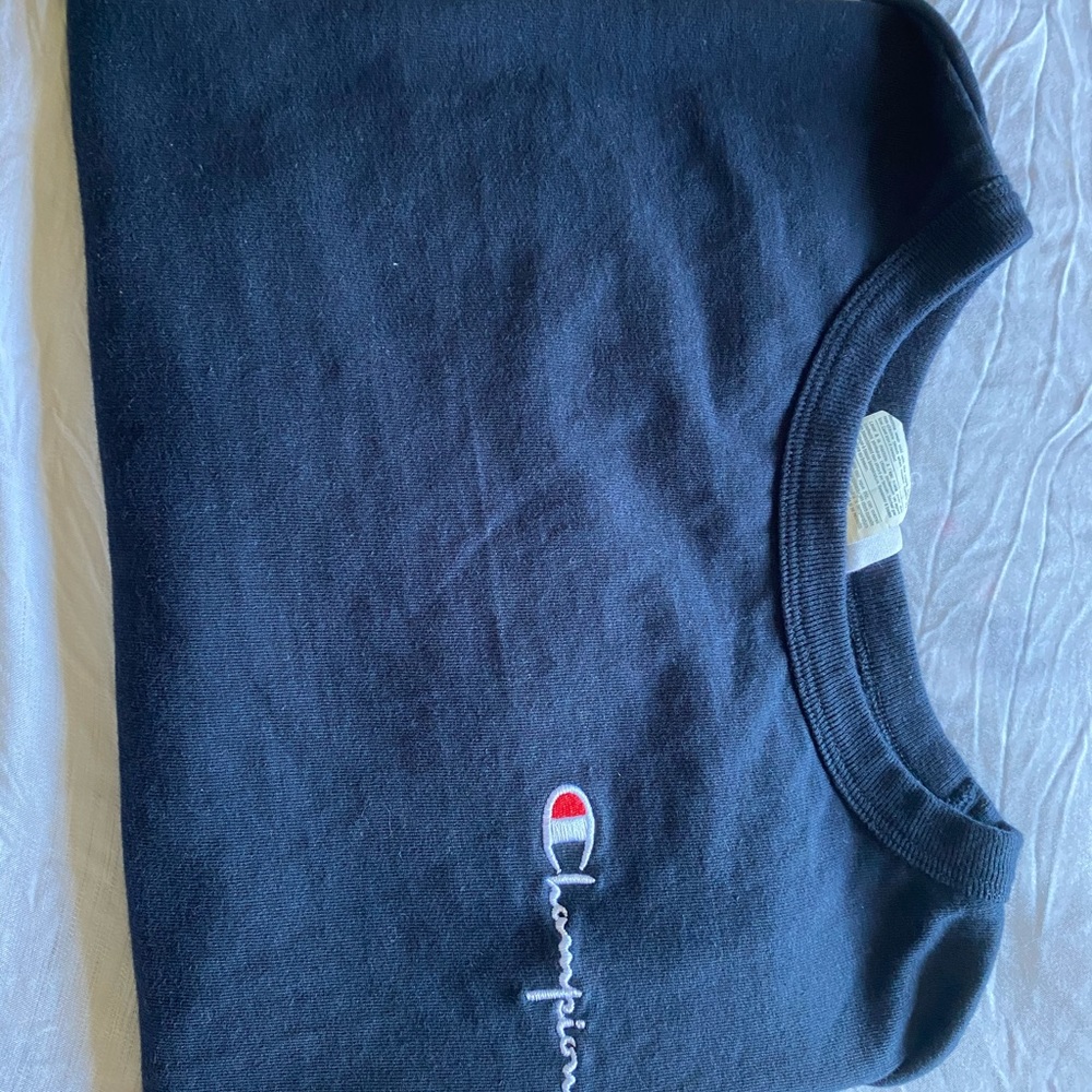 Navy blue cropped champion shirt